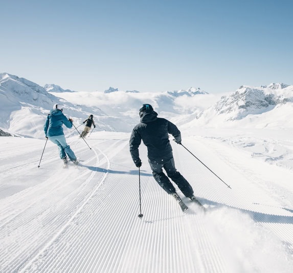Skifahrer:innen auf der Piste in Lech Zürs